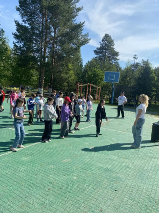 День начали с утренней зарядки и флешмоба. 2